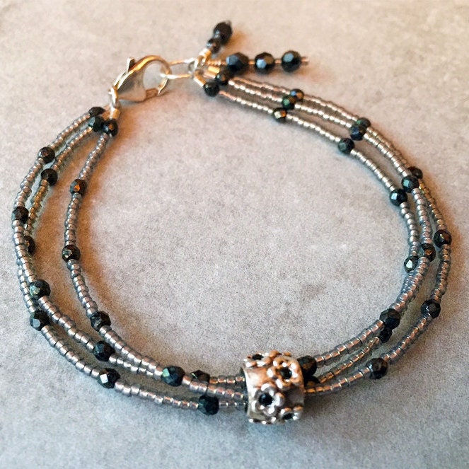 3 Stränge Von Picasso Kristall Und Rocailles Perlen Mit Schiebe-Sterlingsilber Blume Swavorski Schwarz Kristallperle Blumen-Design 3 Stränge Von Picasso Kristall Und Rocailles Perlen Mit Schiebe-Sterlingsilber Blume Swavorski Schwarz Kristallperle Blumen-Design von BeadsByBurch