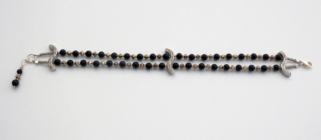 Drei Detaillierte 2-Strangige Bali Silber Spacer Halten 2 Stränge Schwarzer Onyx-Runden, Kleine Silberperlen Und Graue Charlottes Drei Detaillierte 2-Strangige Bali Silber Spacer Halten 2 Stränge Schwarzer Onyx-Runden, Kleine Silberperlen Und Graue Charlottes von BeadsByBurch