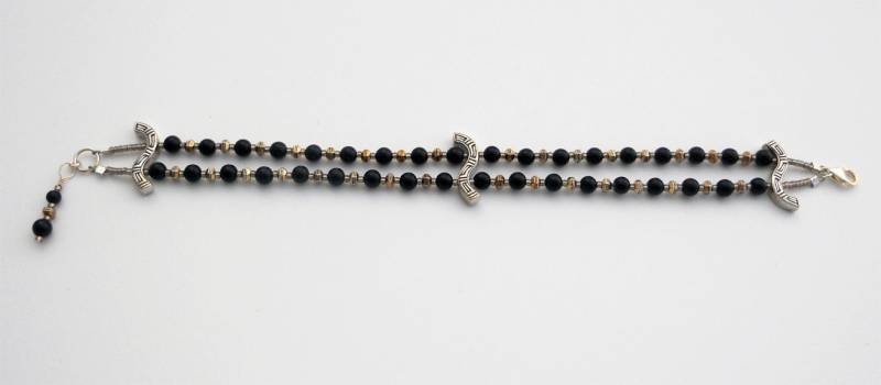 Drei Detaillierte 2-Strangige Bali Silber Spacer Halten 2 Stränge Schwarzer Onyx-Runden, Kleine Silberperlen Und Graue Charlottes Drei Detaillierte 2-Strangige Bali Silber Spacer Halten 2 Stränge Schwarzer Onyx-Runden, Kleine Silberperlen Und Graue Charlottes von BeadsByBurch