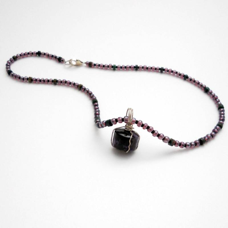Ein Seltener Lila Charoit Stein, Mit Silberdraht Gewickelt, Hängt An Einem Strang Aus Achat, Glas Und Rocailles Ein Seltener Lila Charoit Stein, Mit Silberdraht Gewickelt, Hängt An Einem Strang Aus Achat, Glas Und Rocailles von BeadsByBurch