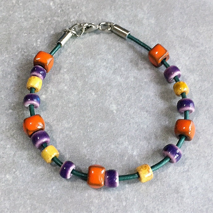 Glasiertes Porzellan Perlen Schieben Auf Grün Lederband in Formen Quadrate Von Mandarine, Pflaume Butzen Und Gold Lustigen Mix Farbe Glasiertes Porzellan Perlen Schieben Auf Grün Lederband in Formen Quadrate Von Mandarine, Pflaume Butzen Und Gold Lustigen Mix Farbe von BeadsByBurch
