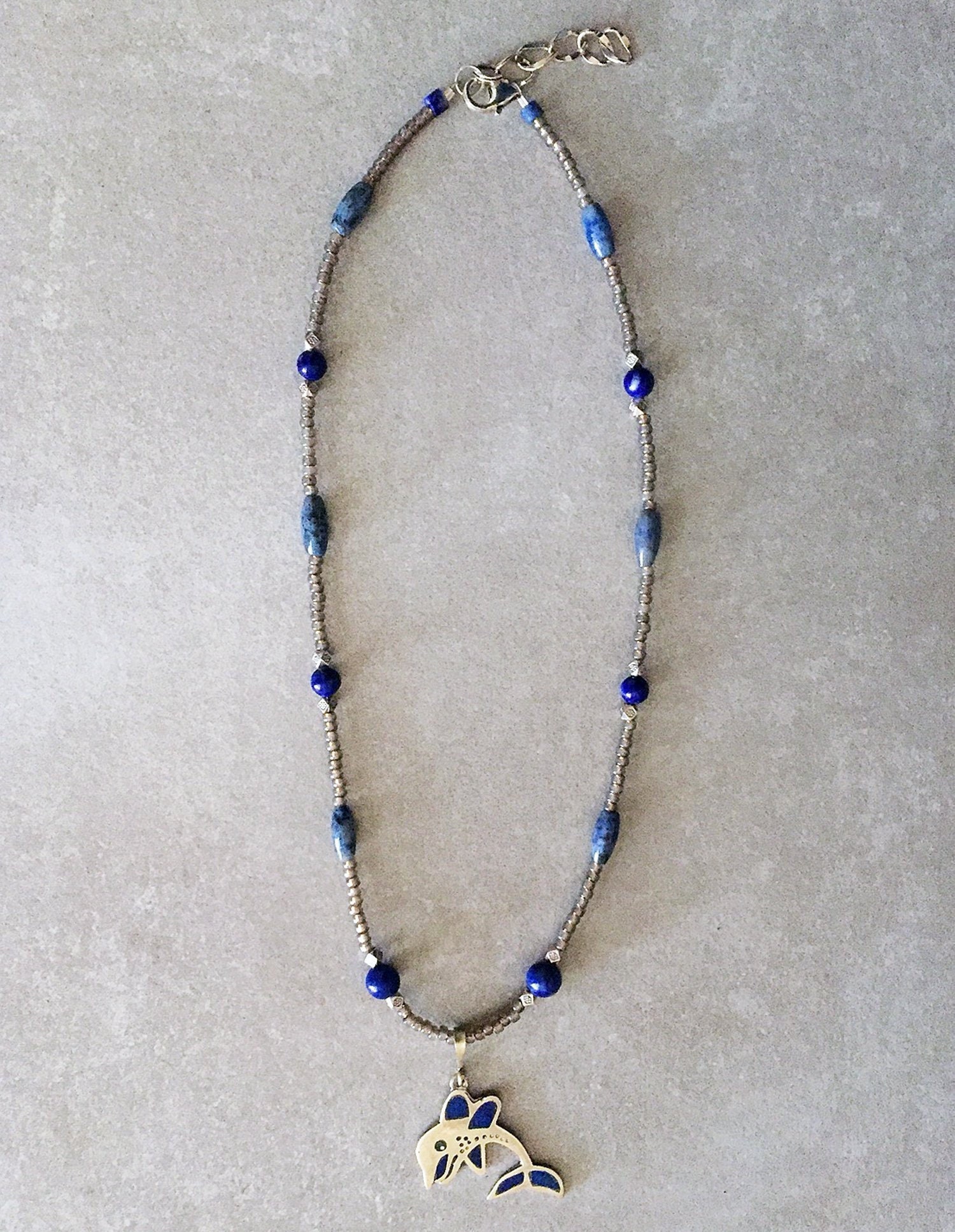 Sterling Silber Und Lapislazuli Intarsien Delphin Mit Lapis Runden Fässer, Dumortierit, Geätzt Sterlingsilber Grau Rocailles Ist Sterling Silber Und Lapislazuli Intarsien Delphin Mit Lapis Runden Fässer, Dumortierit, Geätzt Sterlingsilber Grau Rocailles Ist von BeadsByBurch