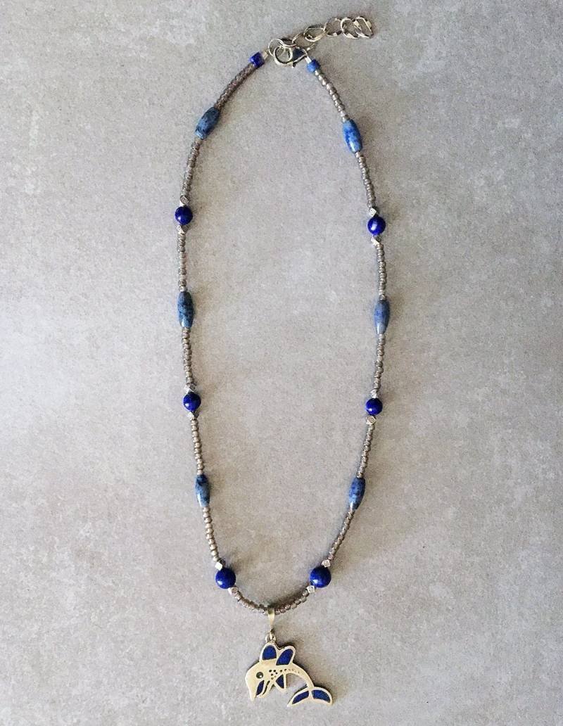 Sterling Silber Und Lapislazuli Intarsien Delphin Mit Lapis Runden Fässer, Dumortierit, Geätzt Sterlingsilber Grau Rocailles Ist Sterling Silber Und Lapislazuli Intarsien Delphin Mit Lapis Runden Fässer, Dumortierit, Geätzt Sterlingsilber Grau Rocailles Ist von BeadsByBurch