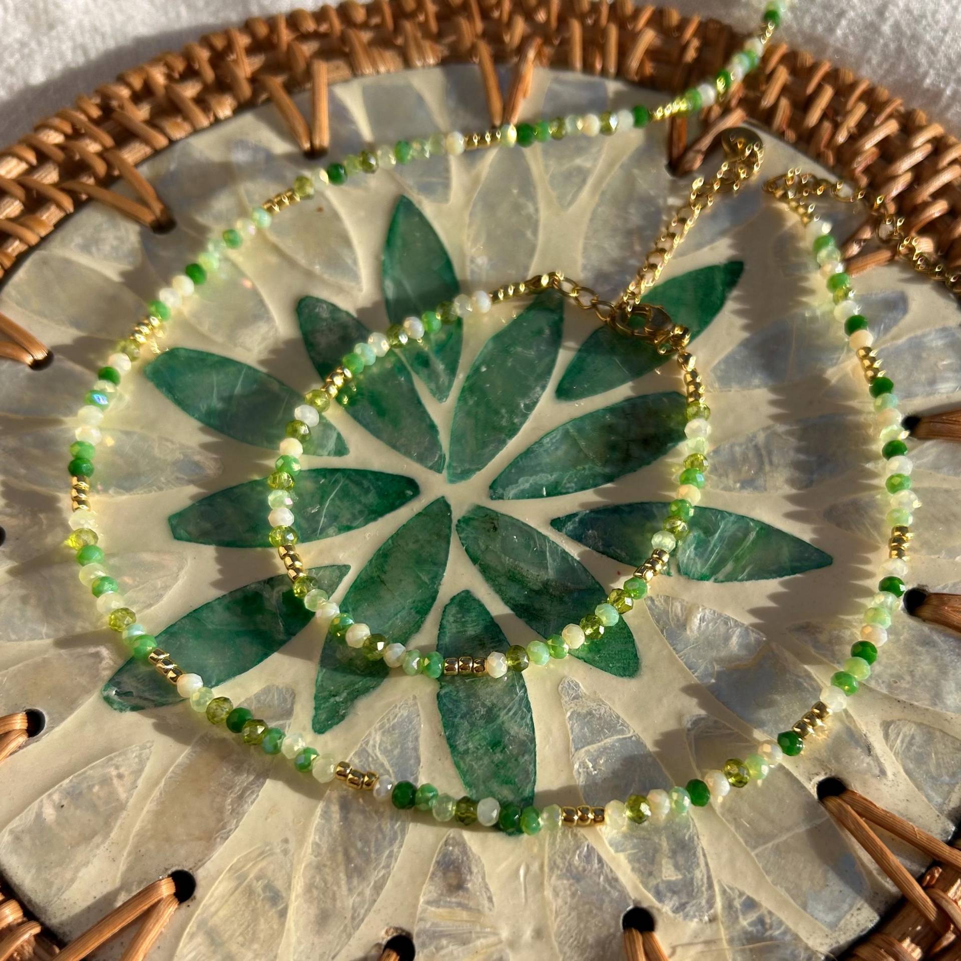 "Handgemachte "Evergreen" Armband Und Halskette - Grün Bunter Sommer Schmuck Minimalistisch Facettiert 3x2.5 Mm Personalisiert Geschenk Für Sie." von BeadsBySofiaCH