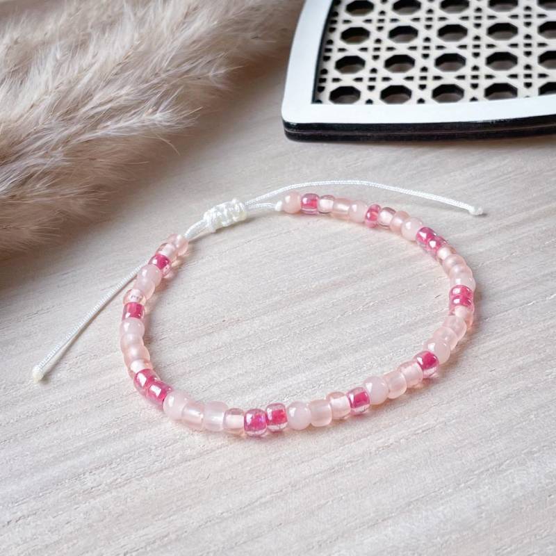 Perlenarmband Rosa Filigranes Armband Mit Rocailles Perlen Und Makramee Schiebe Verschluss von BeadsByTasja