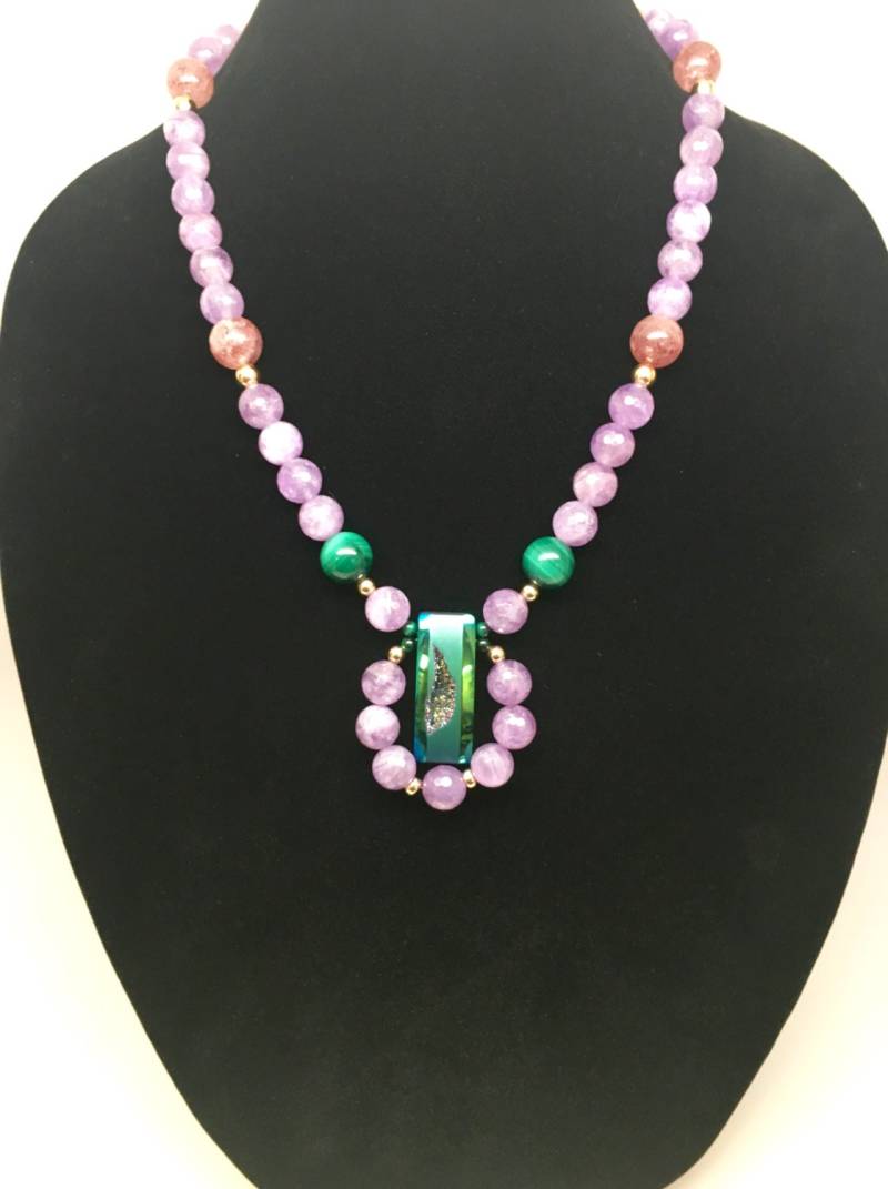 Sweet Dreams - Amethyst, Rosenquarz, Malichite, Erdbeer Quarz Und Druzy Achat Mit Grün Schillernden Titan Beschichtung Perlen Halskette Sweet Dreams - Amethyst, Rosenquarz, Malichite, Erdbeer Quarz Und Druzy Achat Mit Grün Schillernden Titan Beschichtung Perlen Halskette von BeadsEyeViewDesigns