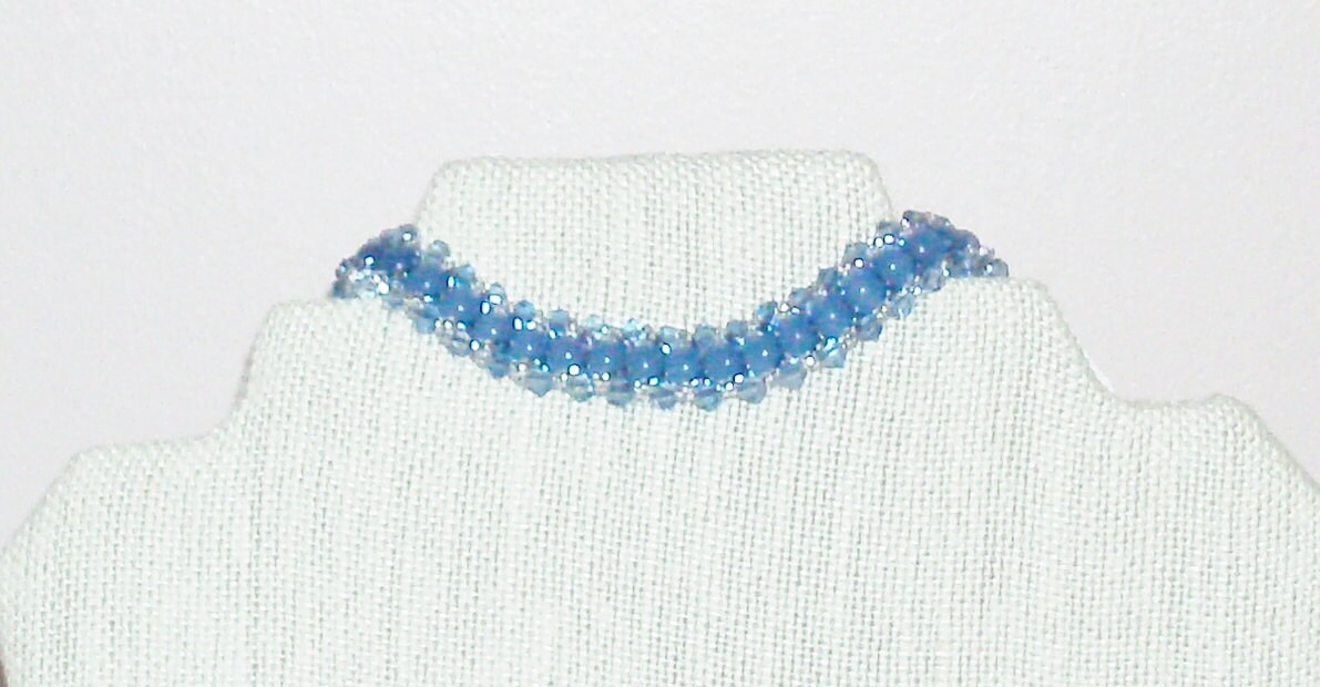 Handgefertigtes Armband in Mittelblau Mit Chalcedon Steinperlen 8" Lang Handgefertigtes Armband in Mittelblau Mit Chalcedon Steinperlen 8" Lang von BeadsFromHaven
