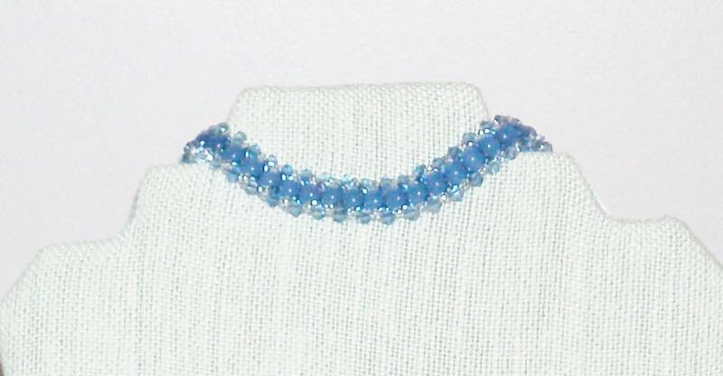 Handgefertigtes Armband in Mittelblau Mit Chalcedon Steinperlen 8" Lang von BeadsFromHaven