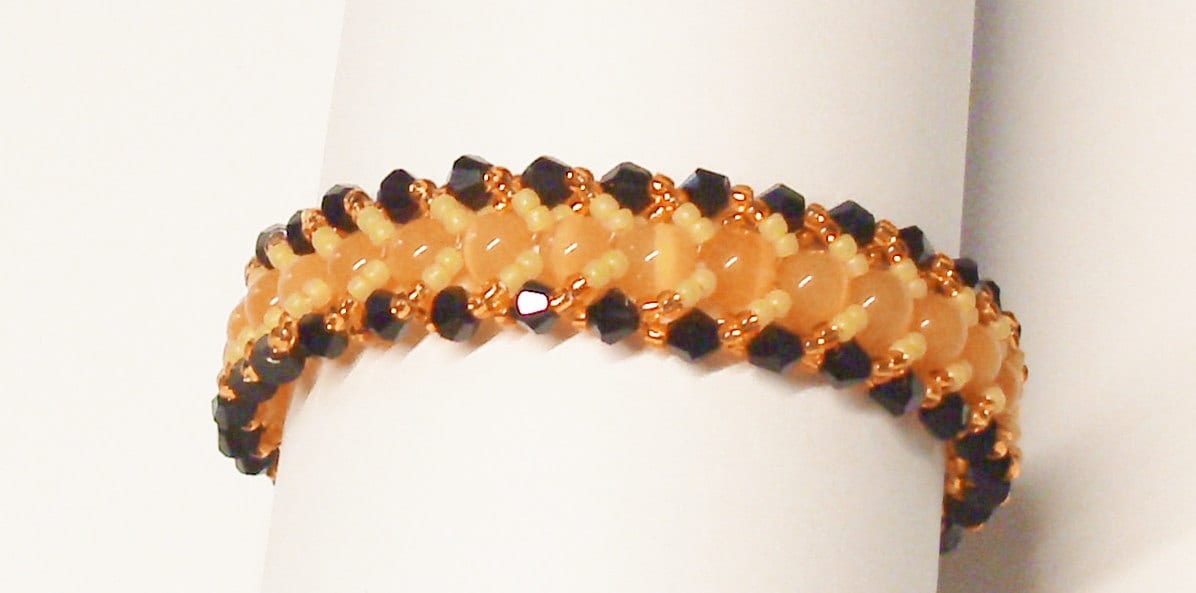 Handgefertigtes Perlenarmband in Orange, Gold Und Schwarz Handgefertigtes Perlenarmband in Orange, Gold Und Schwarz von BeadsFromHaven