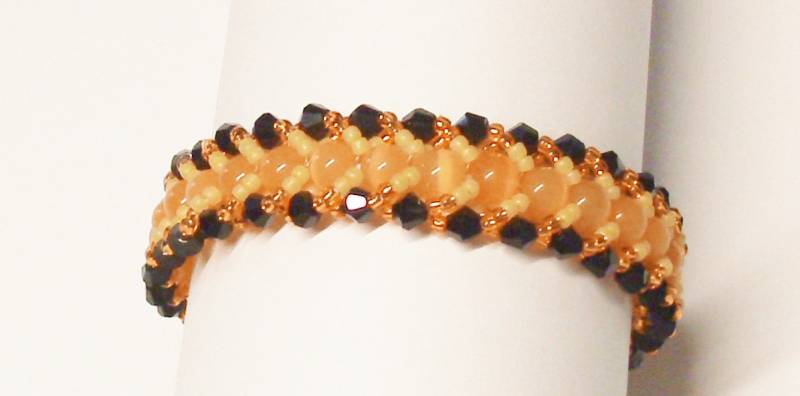 Handgefertigtes Perlenarmband in Orange, Gold Und Schwarz Handgefertigtes Perlenarmband in Orange, Gold Und Schwarz von BeadsFromHaven