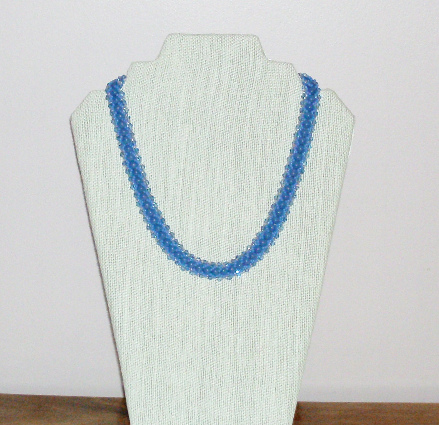 Handgemachte Perlen Halskette in Mittelblau Mit Chalcedon Stein 20" Lang Handgemachte Perlen Halskette in Mittelblau Mit Chalcedon Stein 20" Lang von BeadsFromHaven