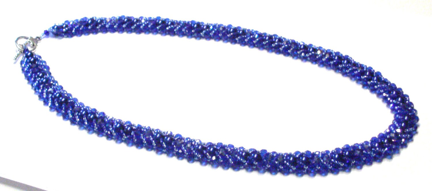 Handgemachte Perlenkette in Kräftigem Blau Handgemachte Perlenkette in Kräftigem Blau von BeadsFromHaven