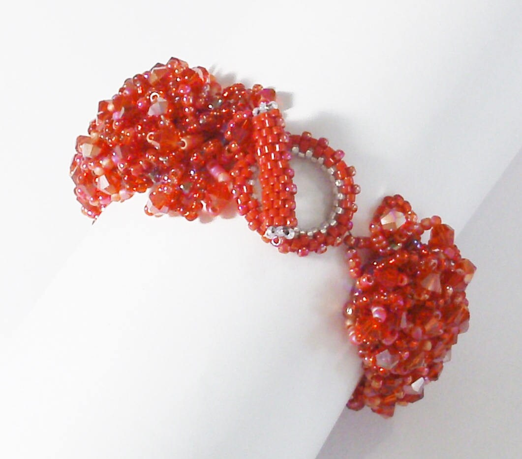 Handgemachte Rote Perlen Armreif Kristall Knebel Verschluss Handgemachte Rote Perlen Armreif Kristall Knebel Verschluss von BeadsFromHaven