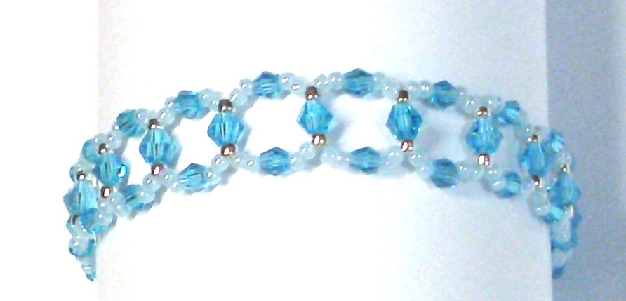 Handgemachtes Aqua Glas Perlen Armband Gewebtes Bicone Design Handgemachtes Aqua Glas Perlen Armband Gewebtes Bicone Design von BeadsFromHaven