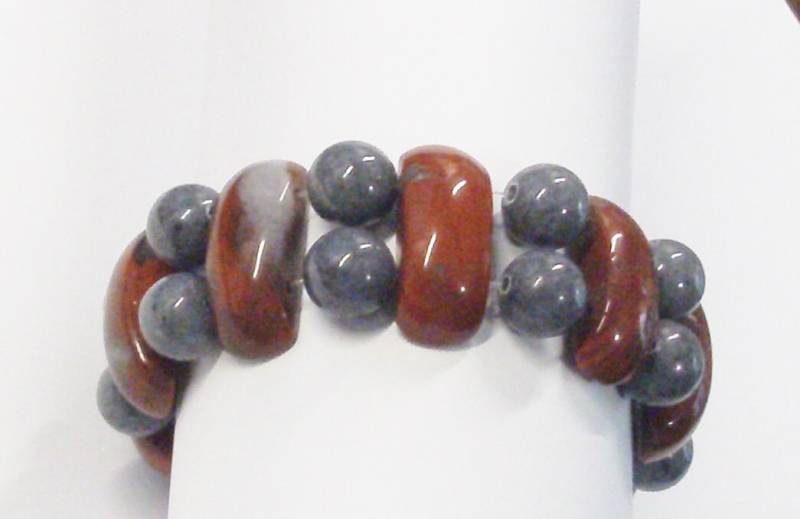 Handgemachtes Perlen Stretch Armreif in Rot Jaspis Stein Und Grau Porzellan 6-1/2" von BeadsFromHaven