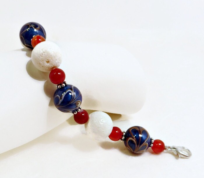 Armband Mit Königsblauen, Weissen Und Goldenen Glasperlen, Weisser Schaumkoralle Orange Gebändertem Achat Armband Mit Königsblauen, Weissen Und Goldenen Glasperlen, Weisser Schaumkoralle Orange Gebändertem Achat von BeadsGalore2