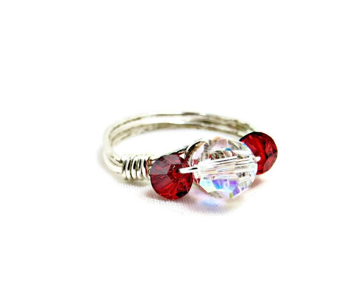 Draht Gewickelt Silber Größe 6 Ring Mit Roten Und Ab Klaren Swarovski Kristallen Draht Gewickelt Silber Größe 6 Ring Mit Roten Und Ab Klaren Swarovski Kristallen von BeadsGalore2
