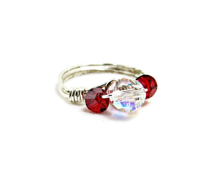 Draht Gewickelt Silber Größe 6 Ring Mit Roten Und Ab Klaren Swarovski Kristallen Draht Gewickelt Silber Größe 6 Ring Mit Roten Und Ab Klaren Swarovski Kristallen von BeadsGalore2