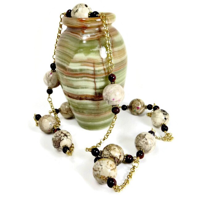 Halskette Mit Weißer Magnasit, Roter Tigerauge Und Gold Kette Halskette Mit Weißer Magnasit, Roter Tigerauge Und Gold Kette von BeadsGalore2