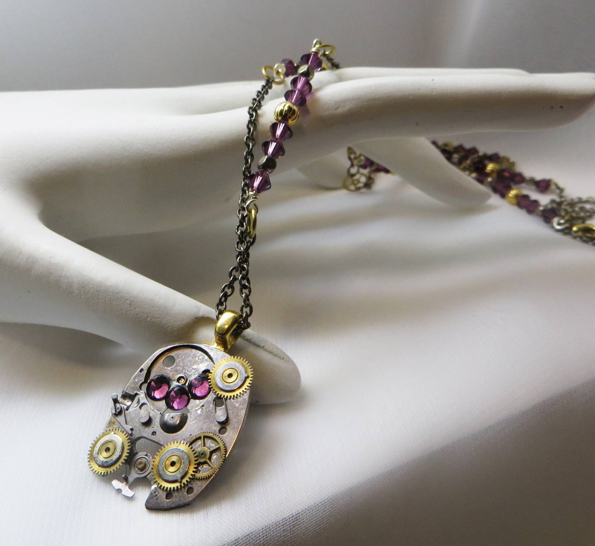 Ooak Steampunk Halskette Mit Vintage Uhrenteilen, Swarovski Kristallen Und Silberfarbener Kette Ooak Steampunk Halskette Mit Vintage Uhrenteilen, Swarovski Kristallen Und Silberfarbener Kette von BeadsGalore2
