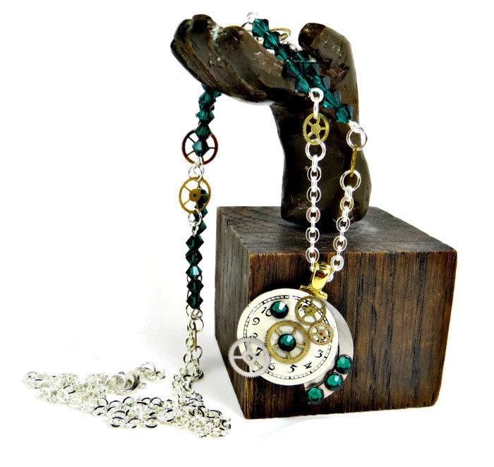 Ooak Steampunk Vintage Uhrenteile Anhänger Mit Smaragdgrünen Swarovski Kristallen Und Silberkette Ooak Steampunk Vintage Uhrenteile Anhänger Mit Smaragdgrünen Swarovski Kristallen Und Silberkette von BeadsGalore2
