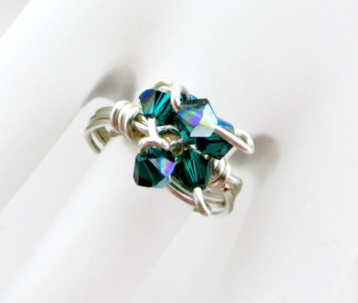 Smaragdgrüne Swarovski Kristalle Und Silberdraht Gewickelt Ring Smaragdgrüne Swarovski Kristalle Und Silberdraht Gewickelt Ring von BeadsGalore2