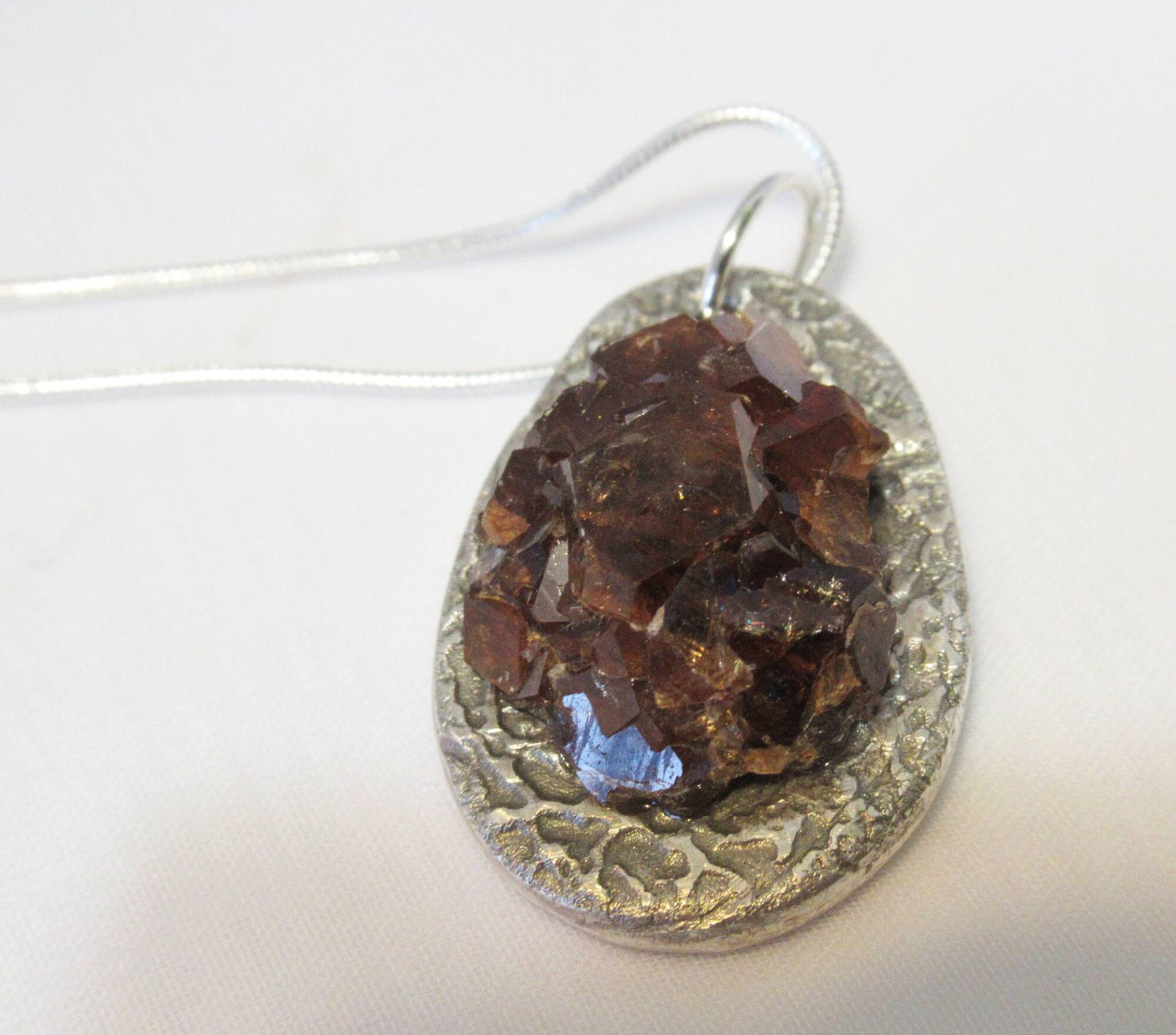 Spessartit Granat Cluster & .999 Feinsilber Unikat Anhänger Mit .925 Sterling Silber Schlangenkette Spessartit Granat Cluster & .999 Feinsilber Unikat Anhänger Mit .925 Sterling Silber Schlangenkette von BeadsGalore2