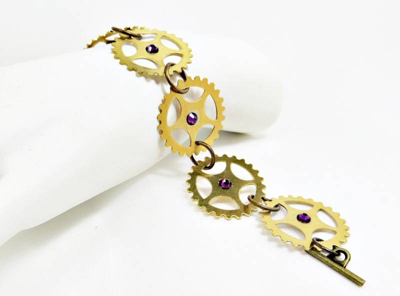 steampunk Messing Kettenrad Armband Mit Lila Swarovski Kristallen steampunk Messing Kettenrad Armband Mit Lila Swarovski Kristallen von BeadsGalore2