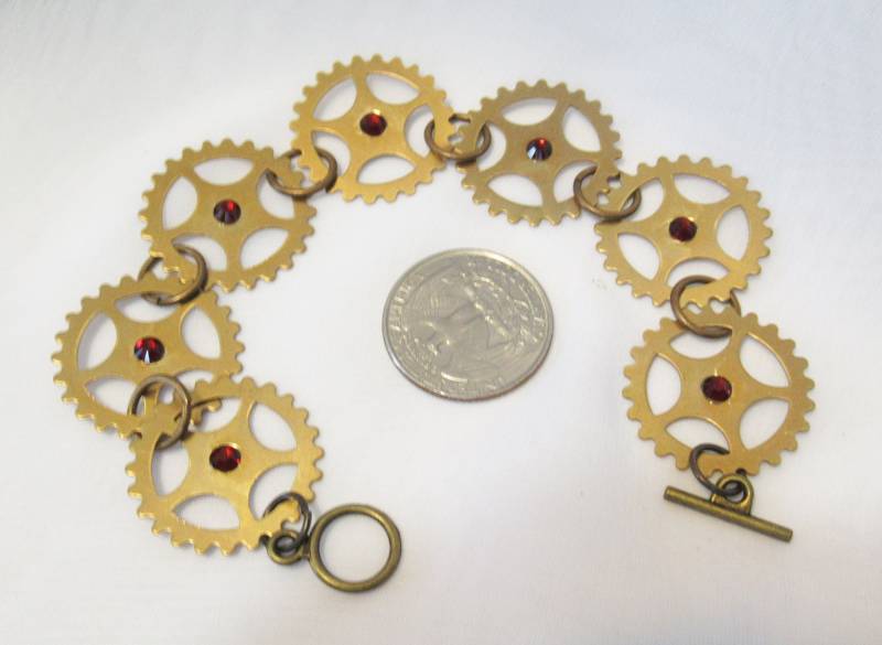 steampunk Messing Kettenrad Armband Mit Roten Swarovski Kristallen steampunk Messing Kettenrad Armband Mit Roten Swarovski Kristallen von BeadsGalore2