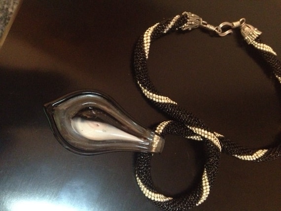 Gehäkelte Halskette Mit Handgemachtem Glas-Anhänger in Schwarz Silber Und Weiß Gehäkelte Halskette Mit Handgemachtem Glas-Anhänger in Schwarz Silber Und Weiß von BeadsHead
