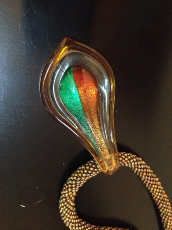 Gehäkelte Halskette Mit Handgemachtem Glasanhänger in Orange Und Grün Gehäkelte Halskette Mit Handgemachtem Glasanhänger in Orange Und Grün von BeadsHead