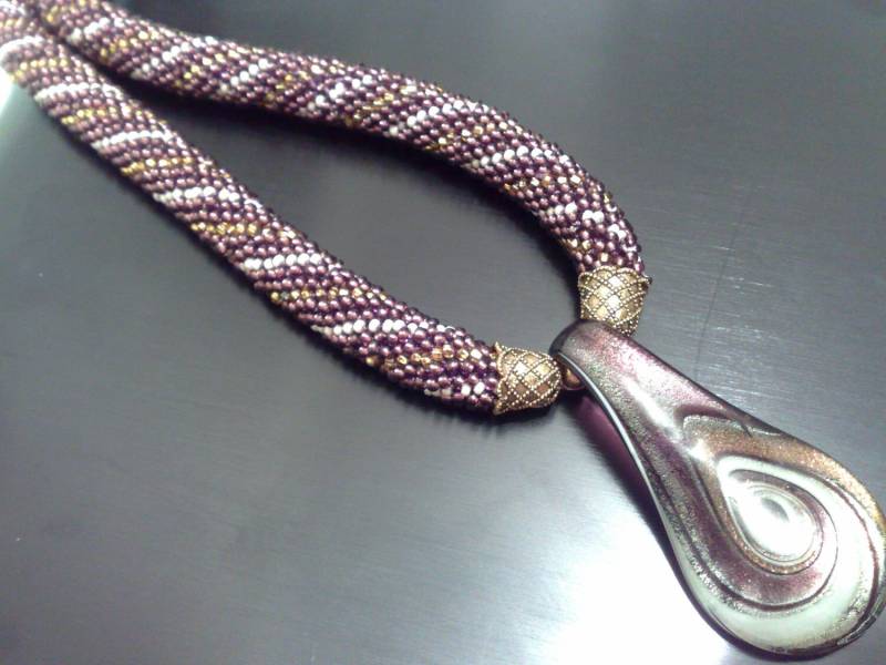 Gehäkelte Spiralkette Mit Handgemachtem Muranoglas-Anhänger Gehäkelte Spiralkette Mit Handgemachtem Muranoglas-Anhänger von BeadsHead