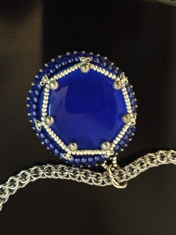 Königsblauer Glasanhänger Mit Kettenanhänger Aus Metall Königsblauer Glasanhänger Mit Kettenanhänger Aus Metall von BeadsHead