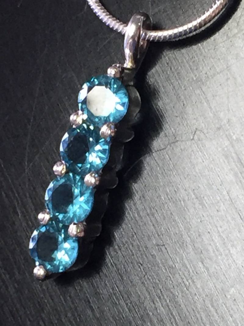 Vier Cz Blaue Zirkonen Zart Anhänger. Funkelnde Farbe Auf Silberner Einstellung. Geburtstagsgeschenk von BeadsHead