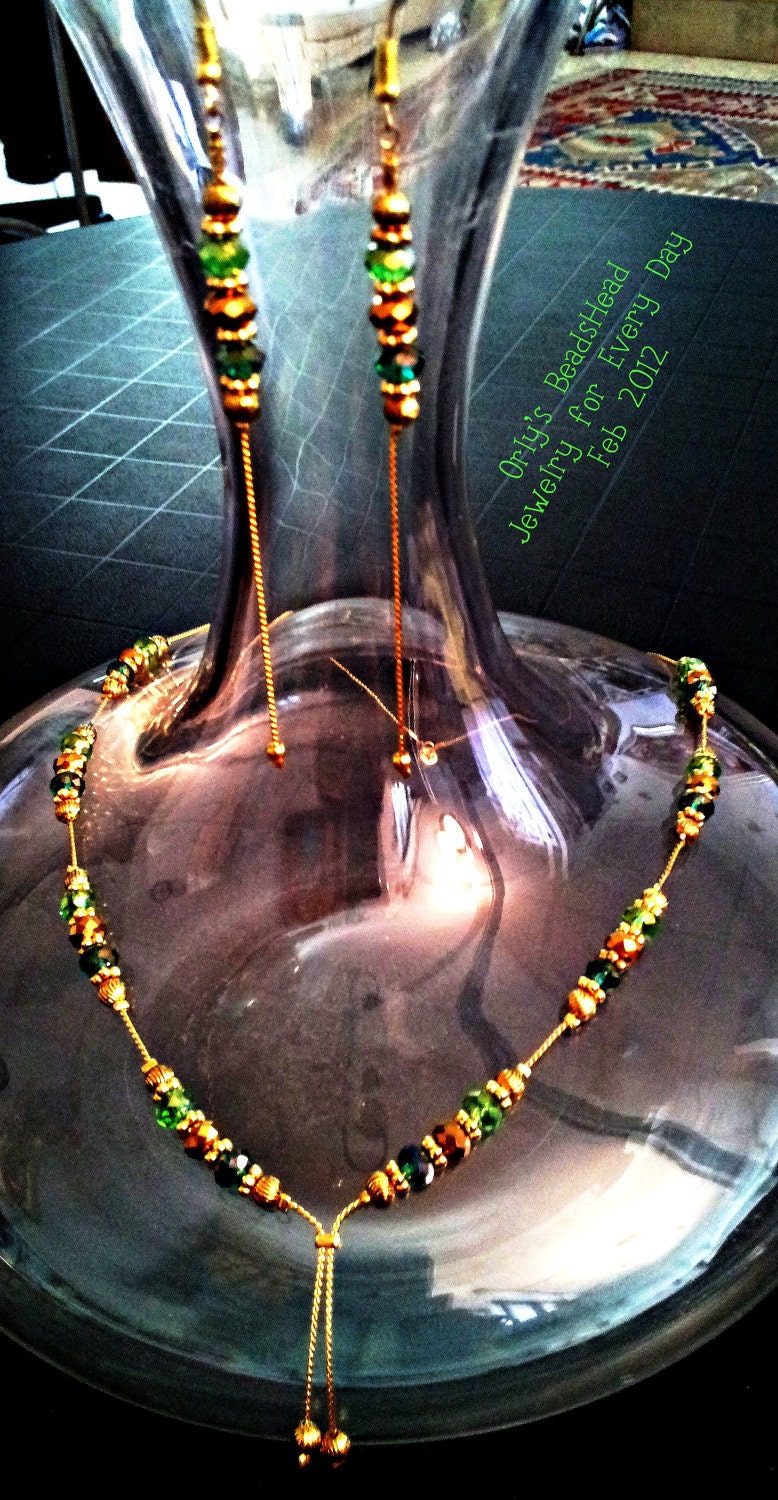 Zarte Handgefertigte Halskette Und Ohrring in Grün Gold Zarte Handgefertigte Halskette Und Ohrring in Grün Gold von BeadsHead
