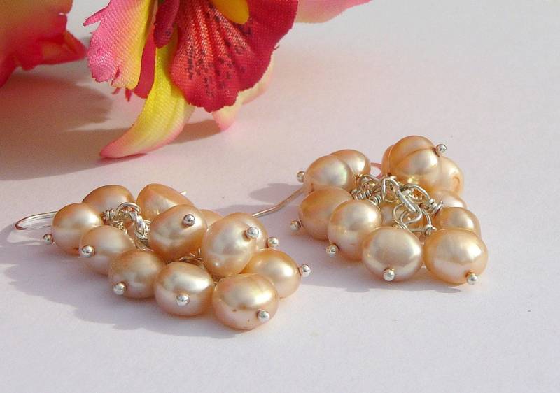 Blasse Pfirsich Cluster Ohrringe von BeadsMe