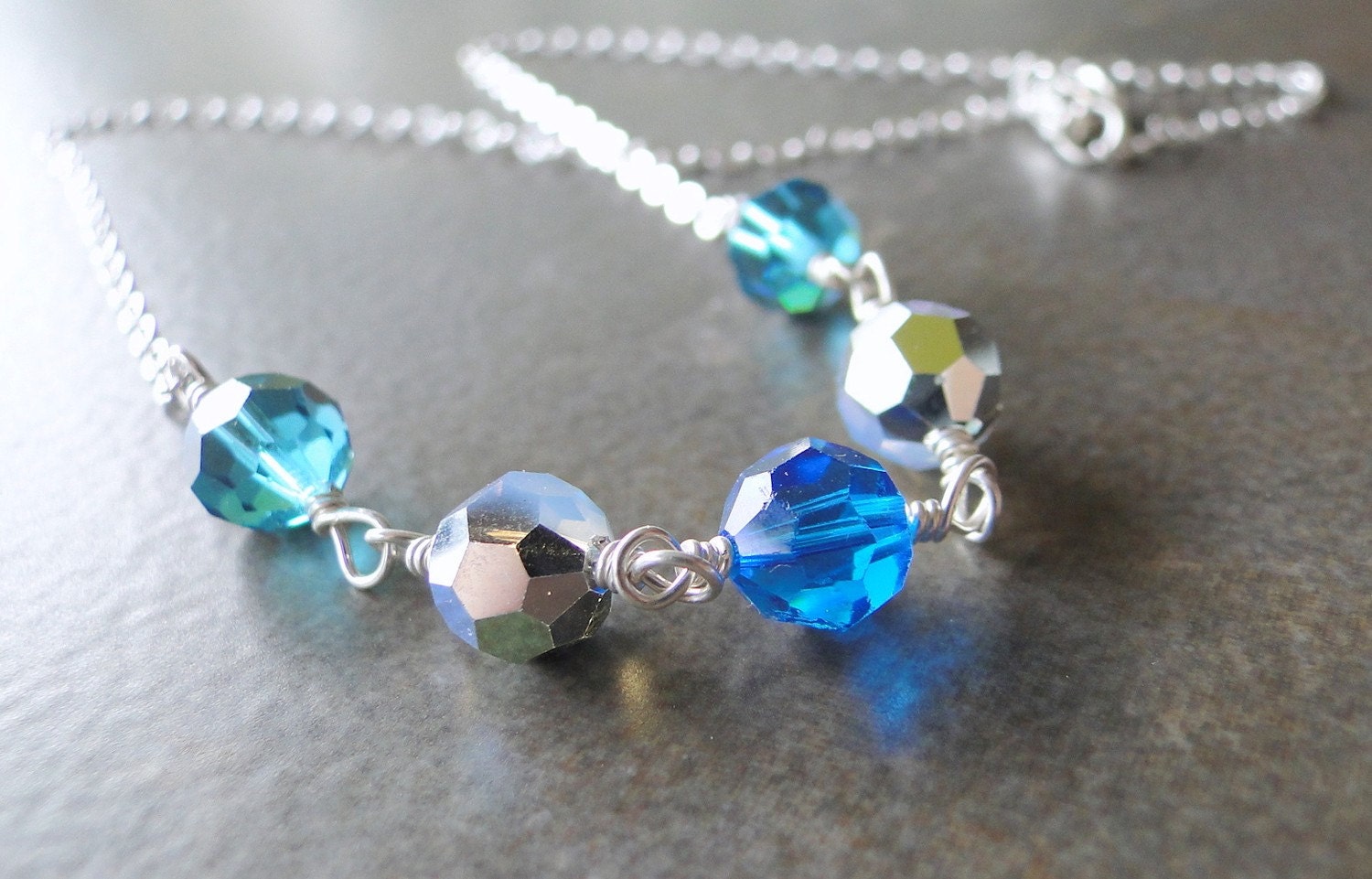 Blau Und Silber Multi Glastiegel Kristalle Draht Umwickelt, Um Eine Kette Aus Sterlingsilber von BeadsMe