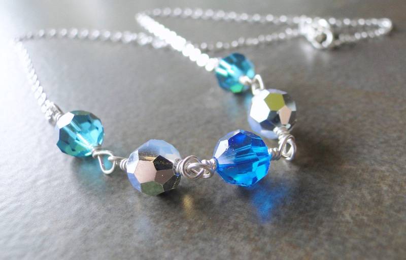 Blau Und Silber Multi Glastiegel Kristalle Draht Umwickelt, Um Eine Kette Aus Sterlingsilber von BeadsMe