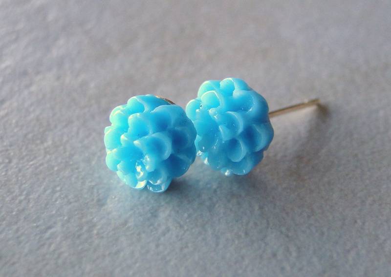 Blaue Geschnitzte Blume Ohrringe Versilbert von BeadsMe