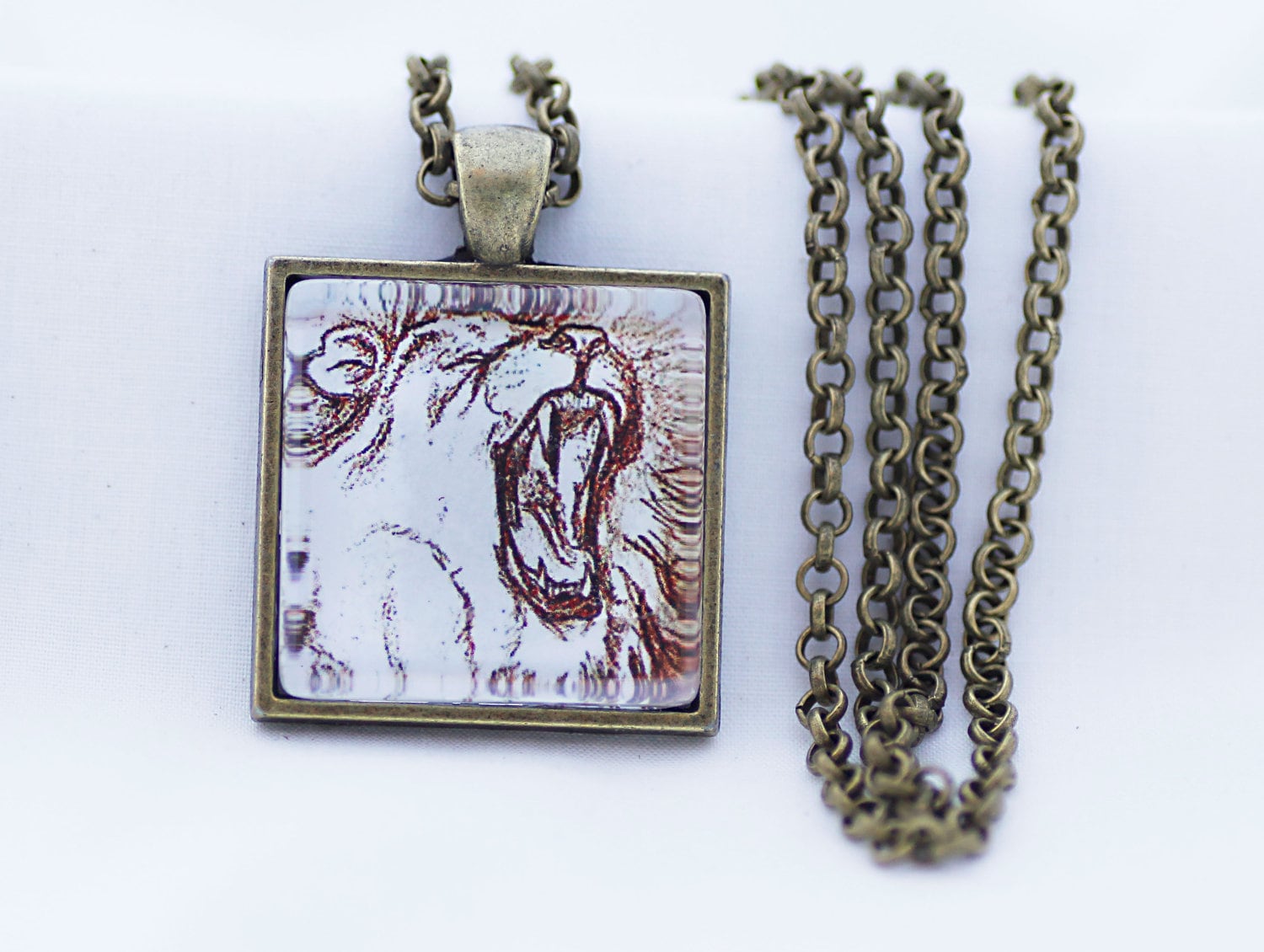 Brüllender Löwe Drucken, Jahrgang Bronze, Fine Art Prints, Foto-Schmuck, Große Katze Kette von BeadsMe