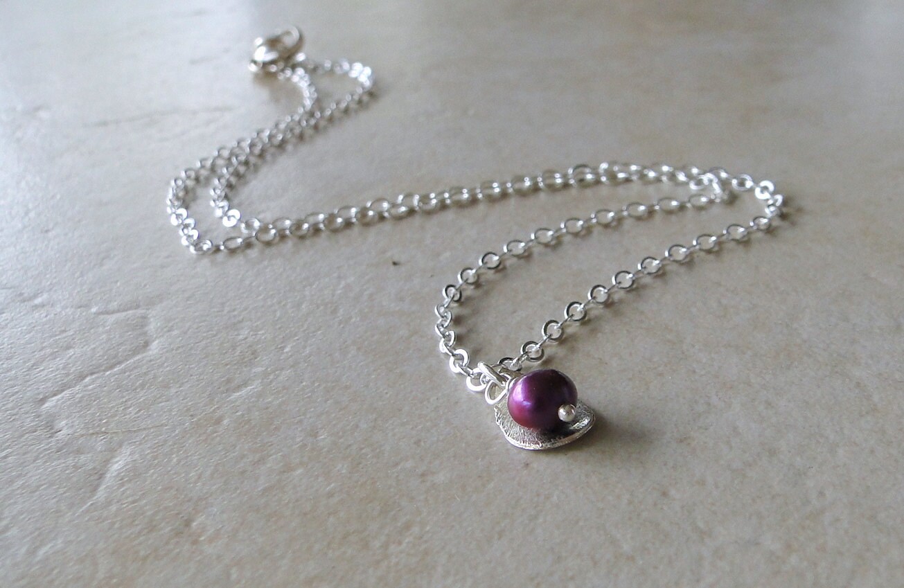 Burgunder-Süßwasser-Zuchtperlen Mit Sterling Silber Gebürstet Gebogene Teardrop-Halskette von BeadsMe