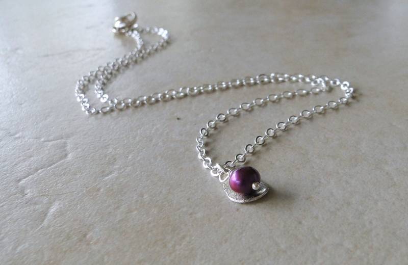 Burgunder-Süßwasser-Zuchtperlen Mit Sterling Silber Gebürstet Gebogene Teardrop-Halskette von BeadsMe