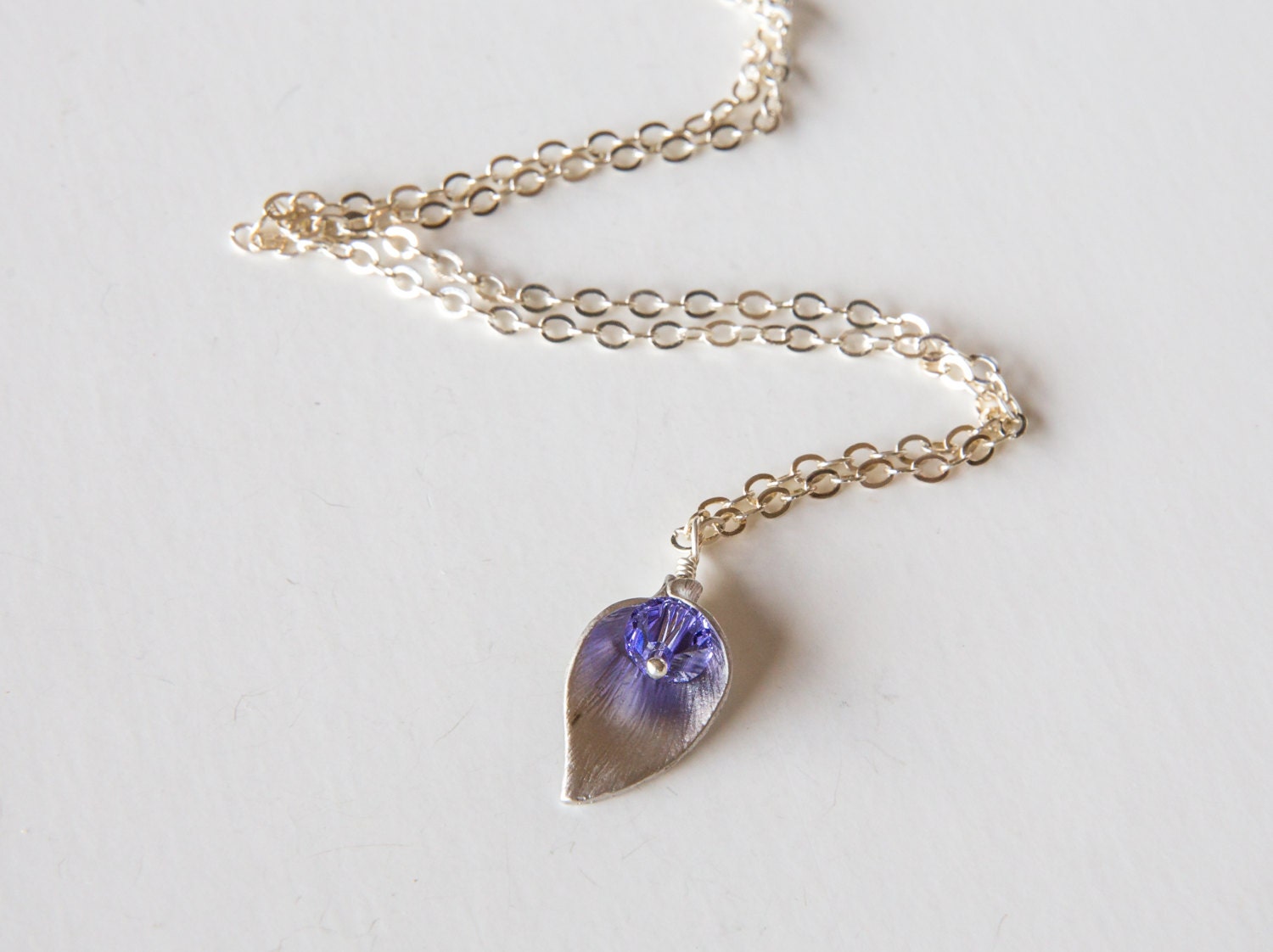 Callala Blütenblatt Halskette Mit Lila Swarovski-Kristall, Blumenkette von BeadsMe