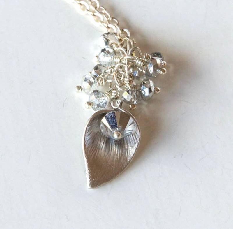 Callala Blütenblatt Halskette Mit Silber Swarovski-Kristallen, Blumenkette von BeadsMe