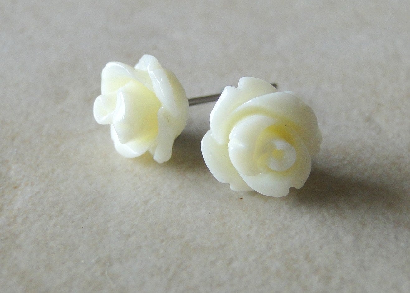 Creme, Weiß Geschnitzte Rose Silber Versilbert von BeadsMe