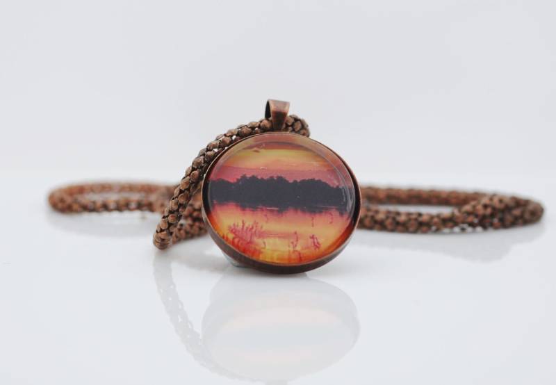 Fernen Sonnenuntergang, Digitale Kunst Halskette, Vintage Kupfer von BeadsMe