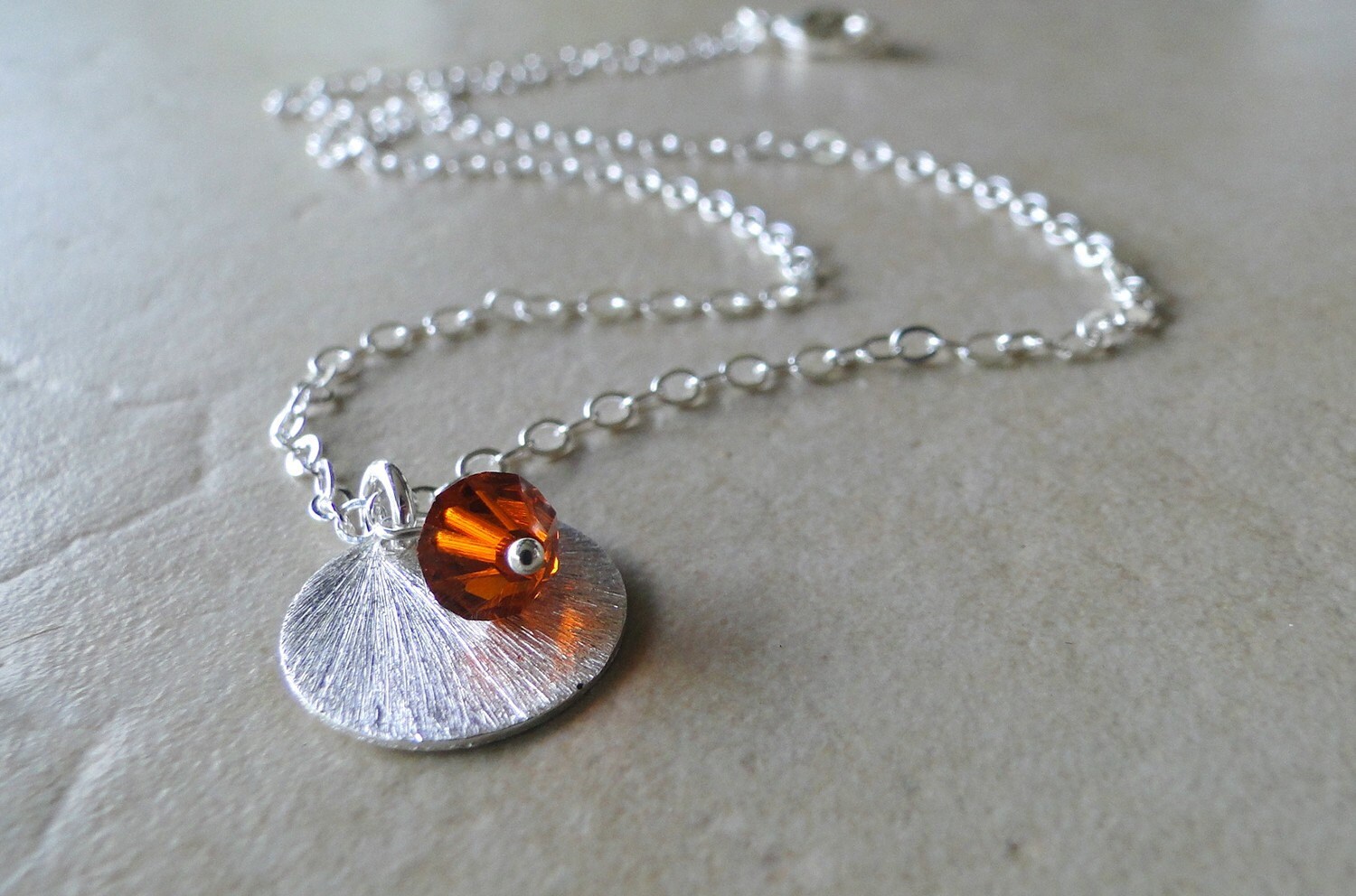 Flamme-Roten Swarovski-Kristall Mit Einem Sterling Silber Texturierte Kreis Auf Einer Silberkette, Kette von BeadsMe