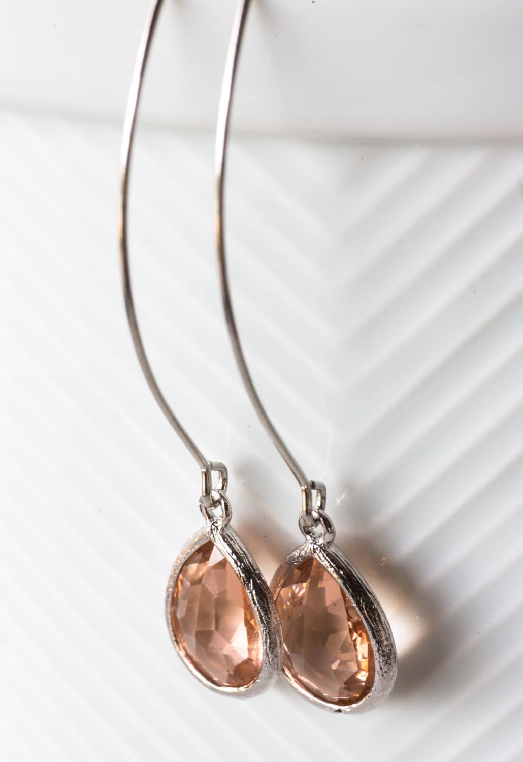 Funkelnde Pastell Pfirsich Teardrop Glasohrringe Mit Einem Glänzenden Silber-Ton-Rahmen von BeadsMe