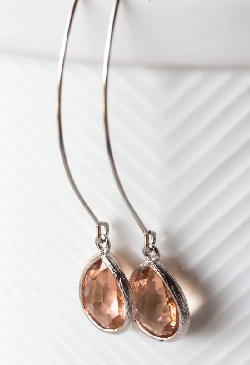 Funkelnde Pastell Pfirsich Teardrop Glasohrringe Mit Einem Glänzenden Silber-Ton-Rahmen von BeadsMe