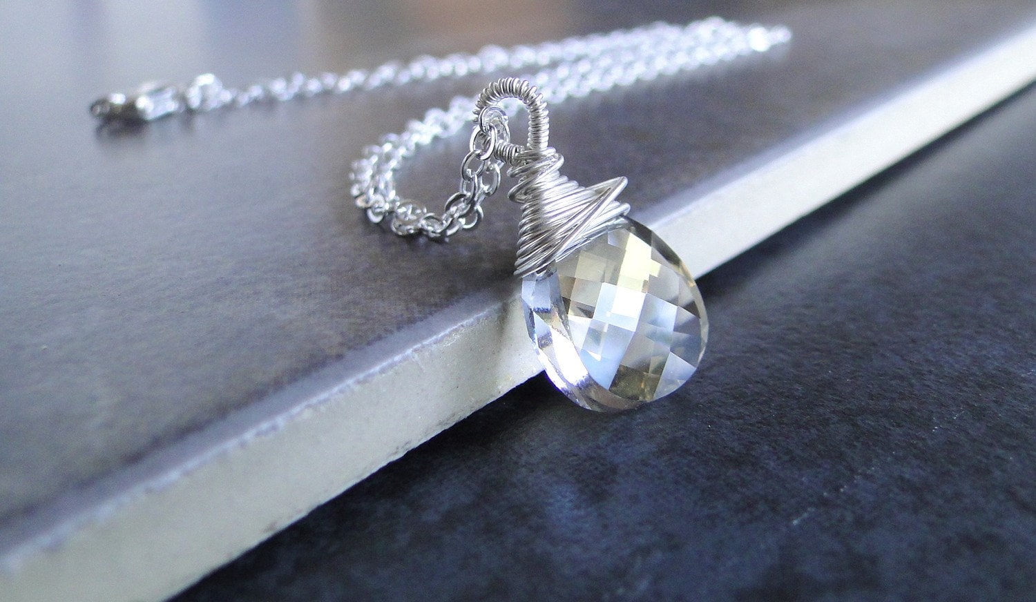 Funkelnde Swarovski Kristall Briolette, Draht Wrappedneckalce, Auf Eine Kette Aus Sterlingsilber. | 400 von BeadsMe
